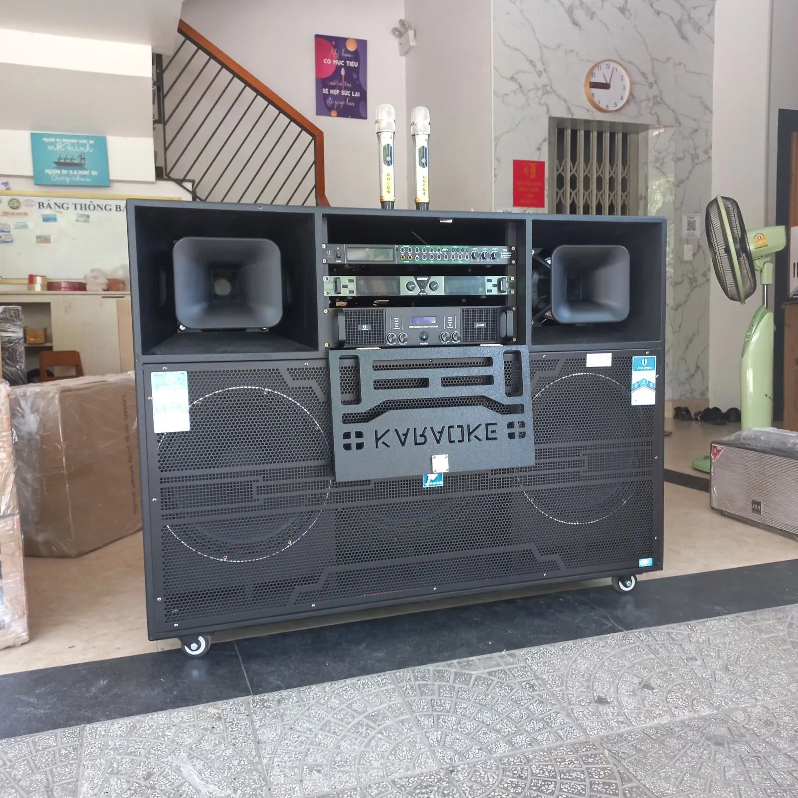Bí quyết chọn loa karaoke gia đình hát hay, phù hợp không gian nhà bạn Những loa karaoke gia đình công suất cao thường được sử dụng không gian rộng