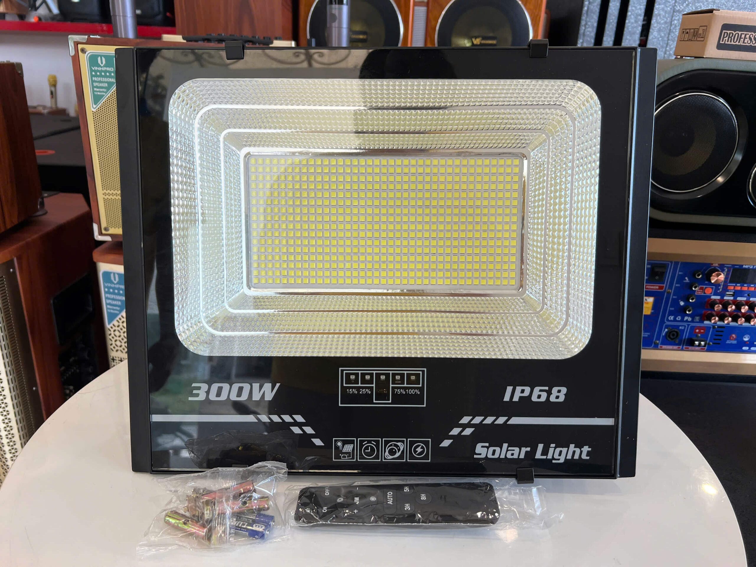 đèn năng lượng mặt trời IP68 300W, LED 5054, tấm pin 35×70 cm, pin 42Ah, siêu sáng, chống nước.